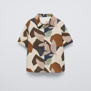 Shirt with a classic collar and short sleeves with a turn-up cuff.